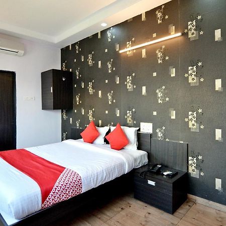 Flagship 22643 Hotel Majestic Deluxe Lodging Kolhapur Bagian luar foto