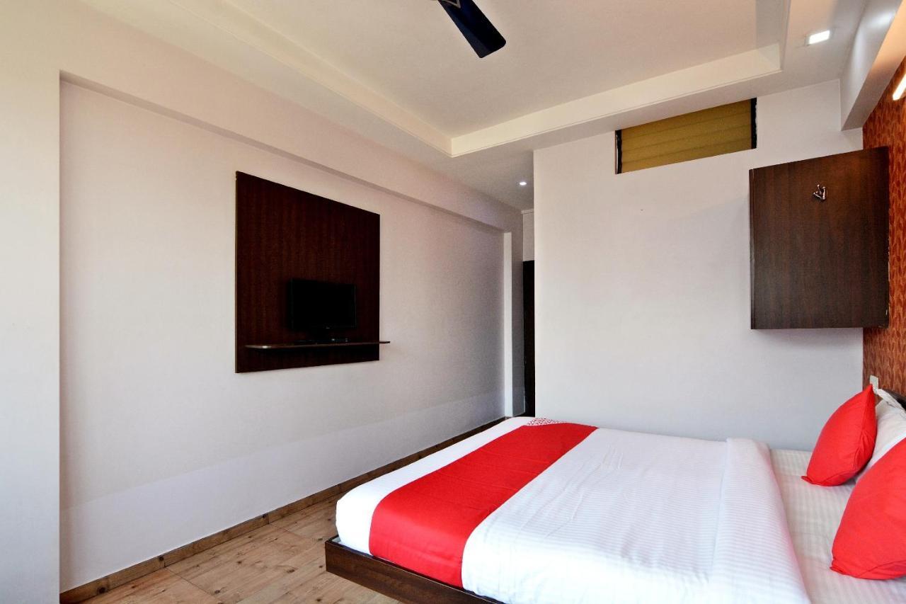Flagship 22643 Hotel Majestic Deluxe Lodging Kolhapur Bagian luar foto