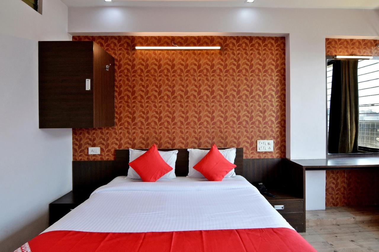 Flagship 22643 Hotel Majestic Deluxe Lodging Kolhapur Bagian luar foto
