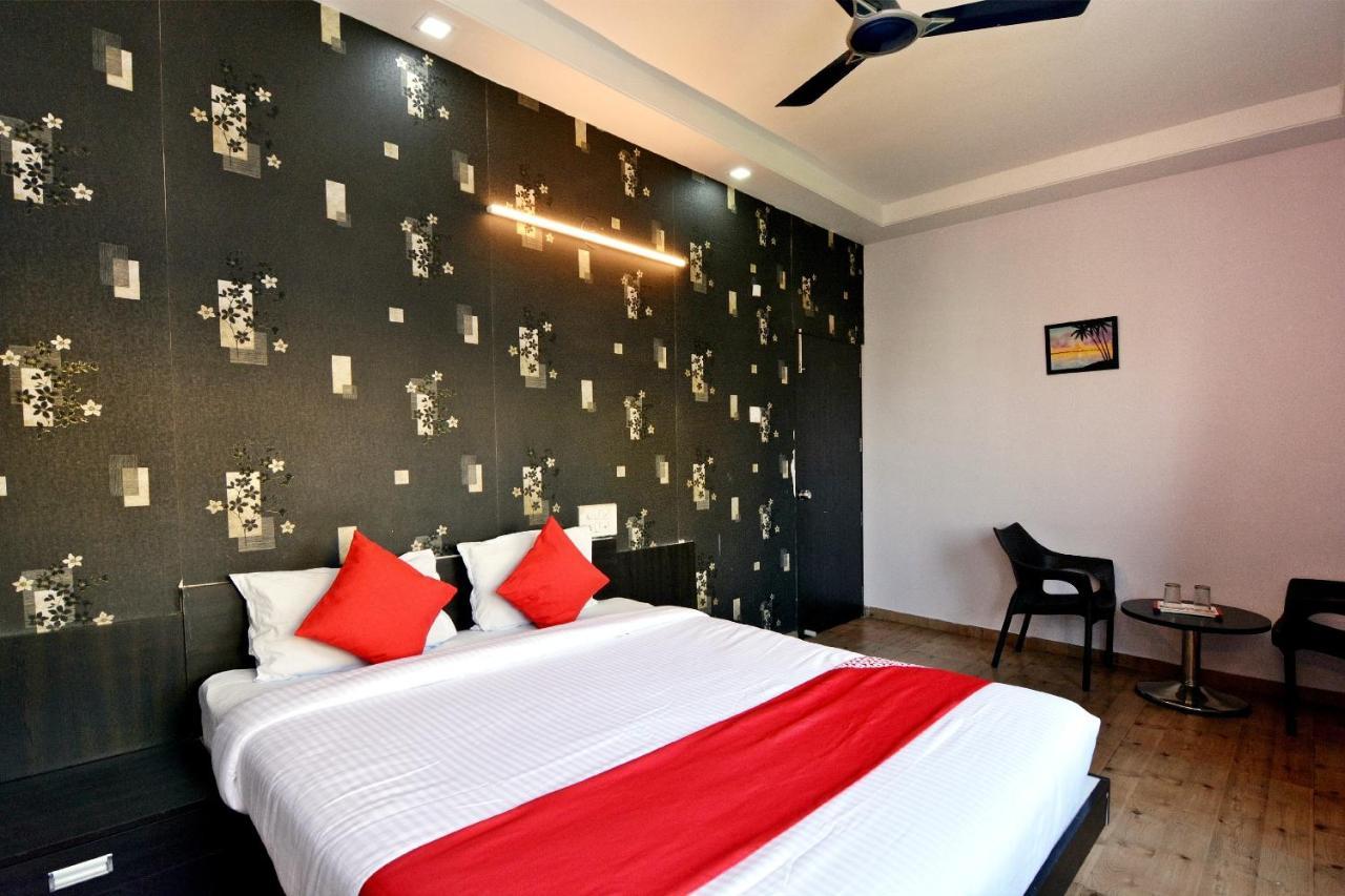 Flagship 22643 Hotel Majestic Deluxe Lodging Kolhapur Bagian luar foto