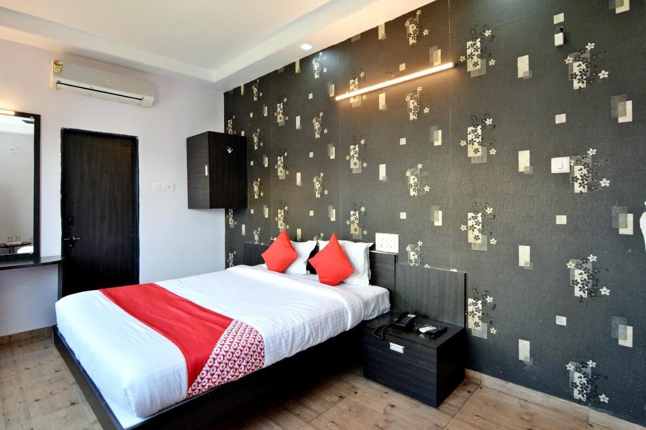 Flagship 22643 Hotel Majestic Deluxe Lodging Kolhapur Bagian luar foto