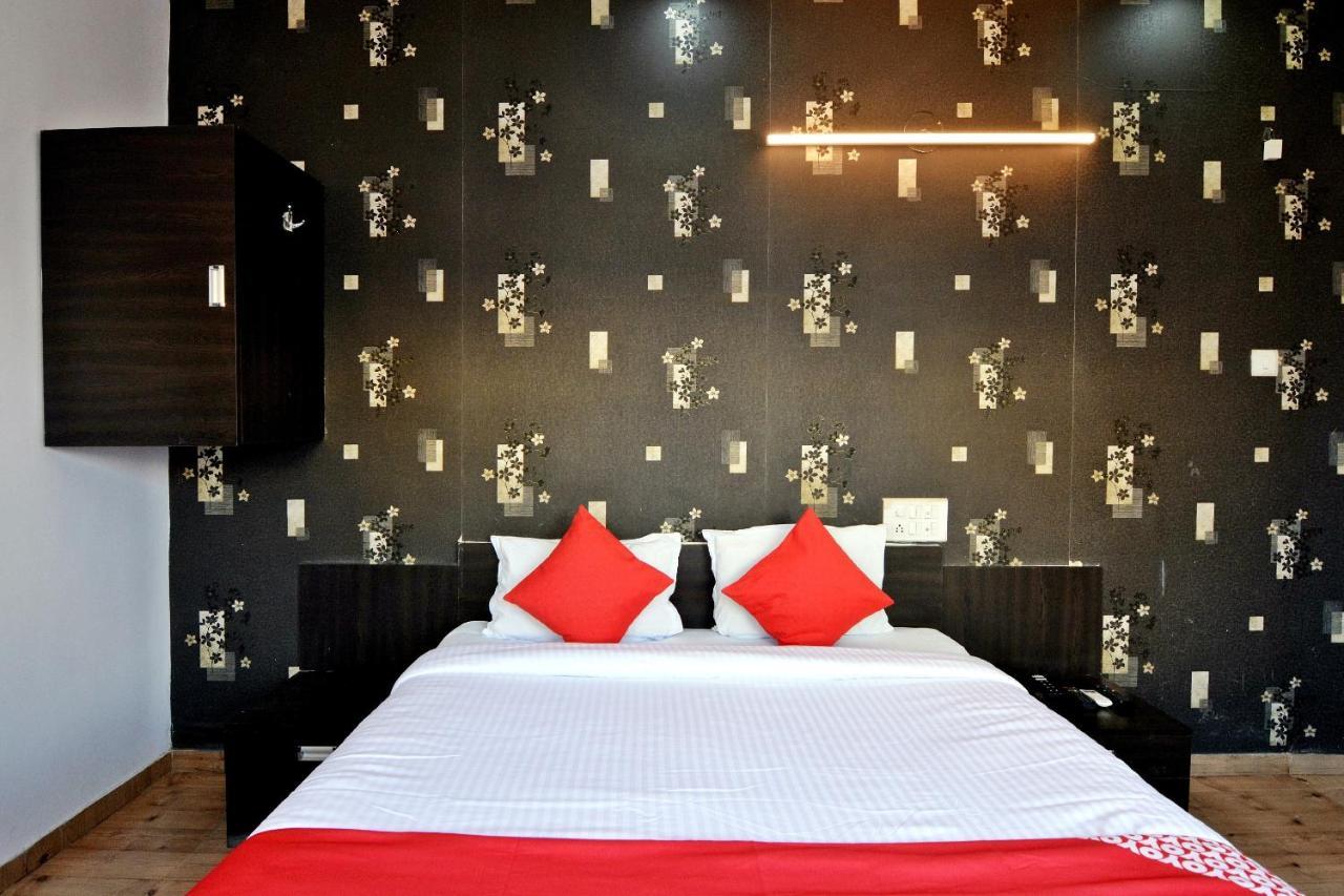 Flagship 22643 Hotel Majestic Deluxe Lodging Kolhapur Bagian luar foto